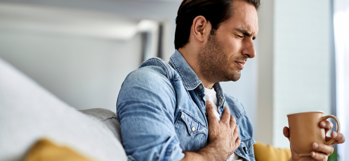 Osoba oseća preskakanje srca i zabrinutost u grudima