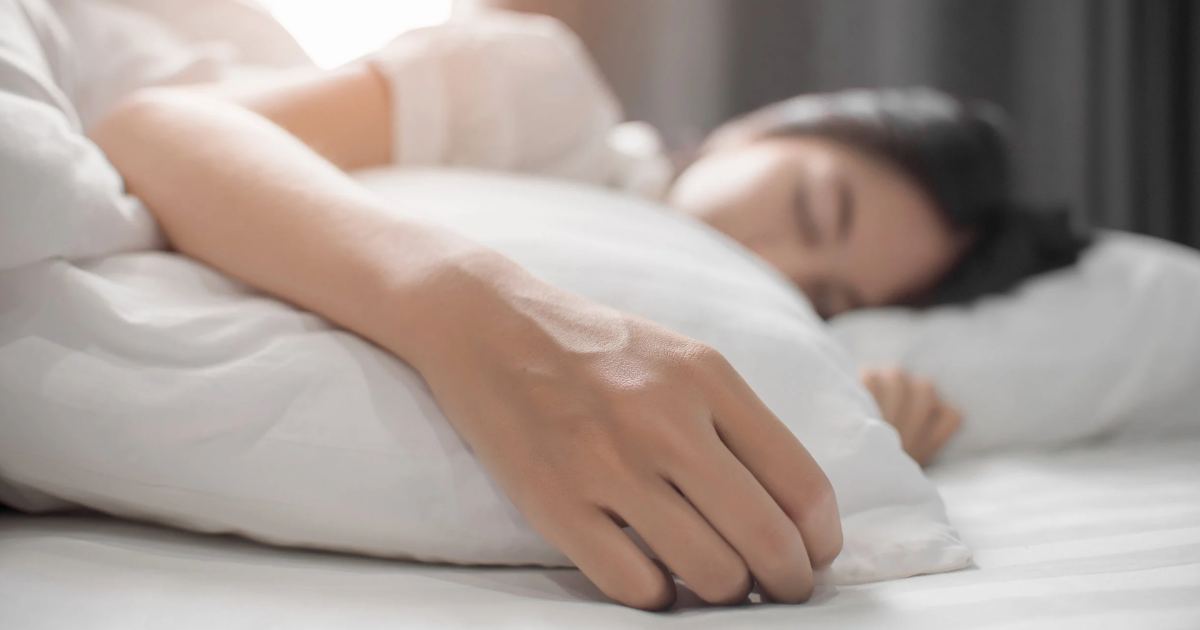 zasto-mi-trne-ruka-dok-spavam