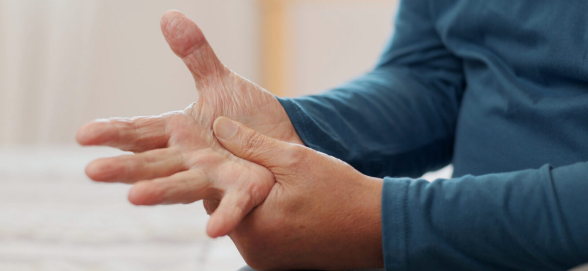Osoba oseća trnjenje ruke i blagu nelagodnost