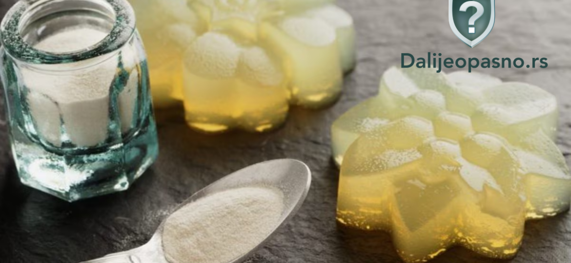 Beli prah agar-agara pored štapića sušene morske alge.