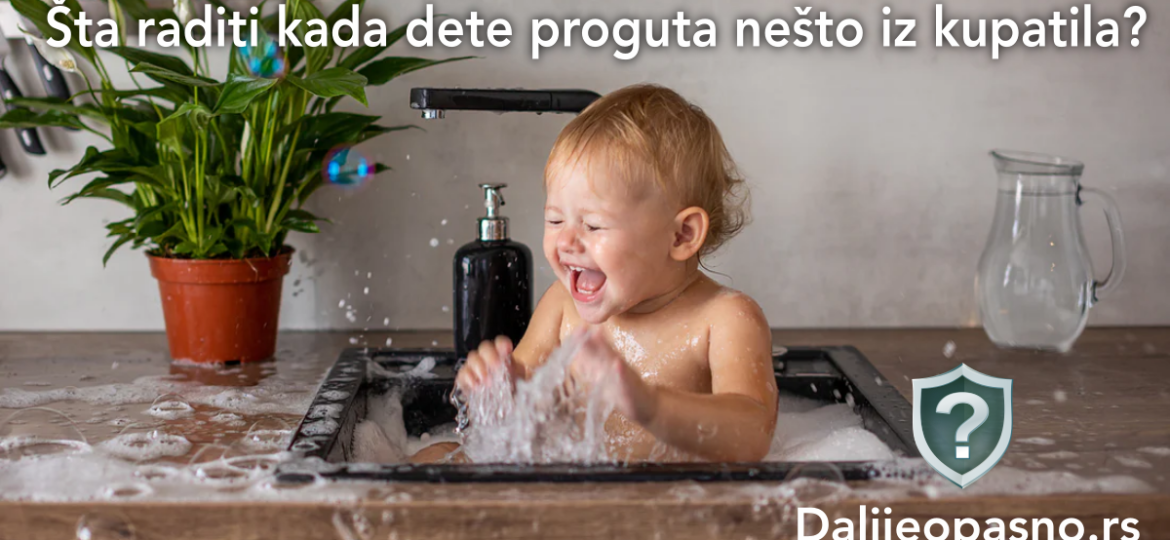 Dete u kupatilu sa sapunom u ruci - vodič kroz opasnosti kućne hemije za roditelje.