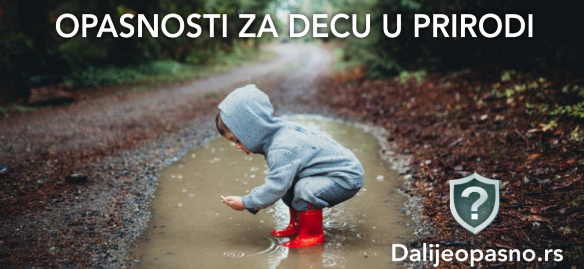 Malo dete istražuje travu i biljke u parku - vodič kroz opasnosti iz prirode.