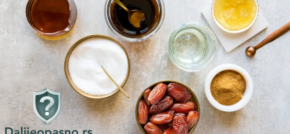Različite prirodne zamene za šećer: med, stevija, eritritol i kokosov šećer u posudama.